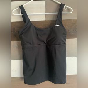 Nike, Medium size, lining 100% Polyester, good conditions. Color Black.